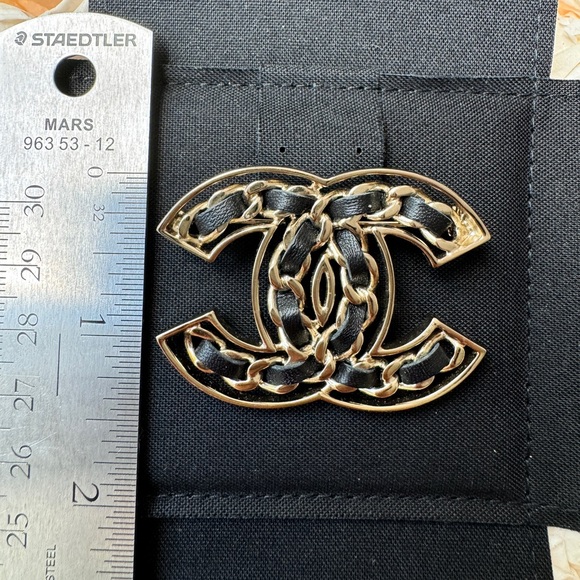 CHANEL 19P CLASSIC GOLD TONE LARGE BIG CC LOGO CHAIN BLACK LEATHER BROOCH PIN - Picture 6 of 10